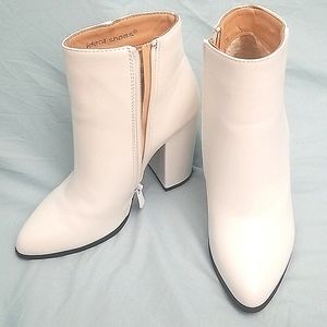 Pointed toe heeled ankle boots